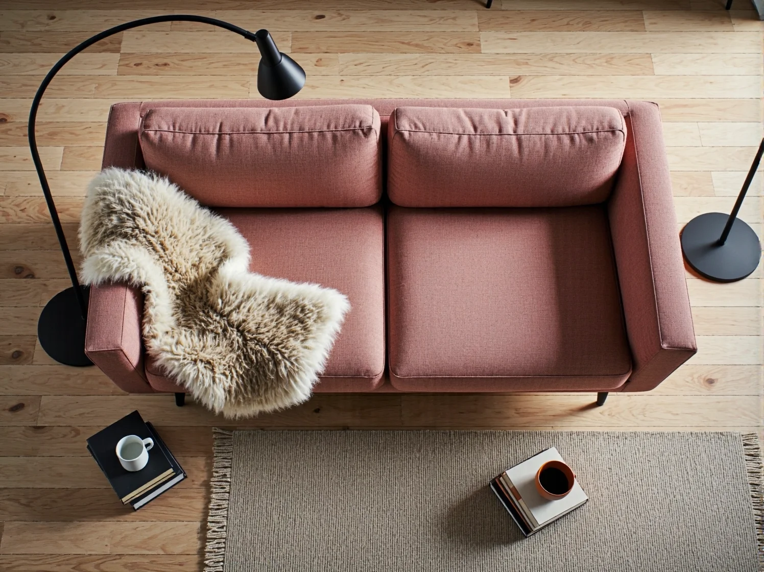 Aranżacja salonu z minimalistyczną sofą w stylu scandi i stolikiem kawowym