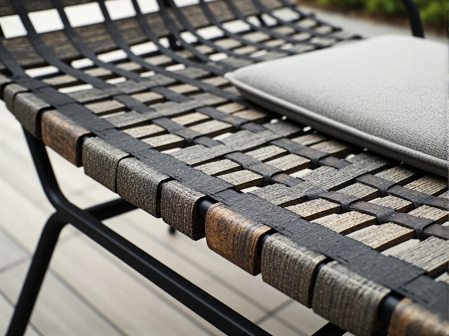 Czyszczenie metalowego krzesła ogrodowego miękką gąbką i wodą z detergentem