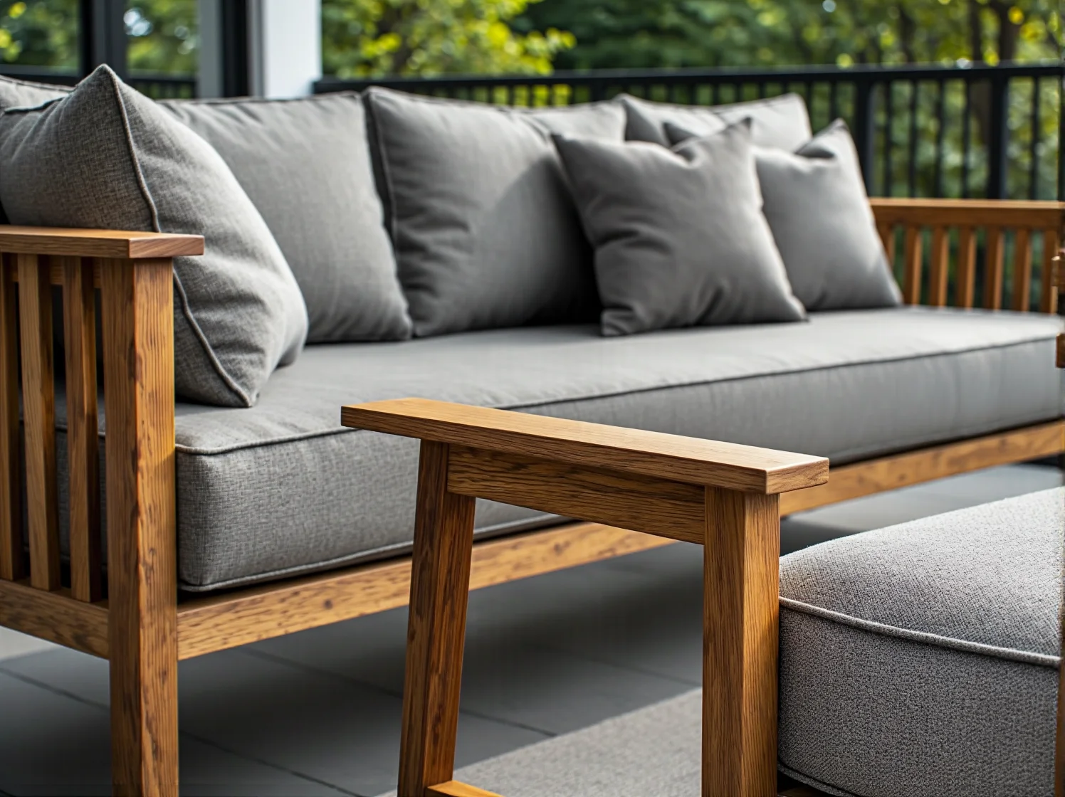 Przytulny kącik na balkonie z drewnianymi krzesłami i stolikiem, otoczony zielonymi roślinami.