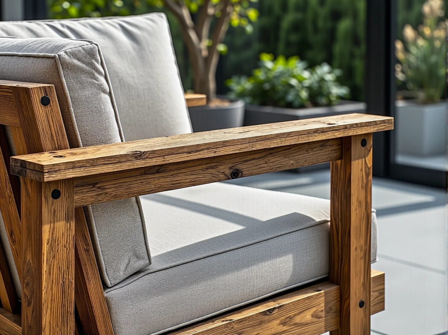 Stół ogrodowy z drewna egzotycznego tekowego po opadach deszczu