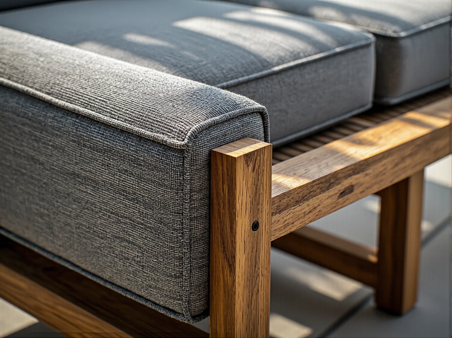 Nowoczesna komoda na balkon wykonana z trwałego i ekologicznego bambusa.