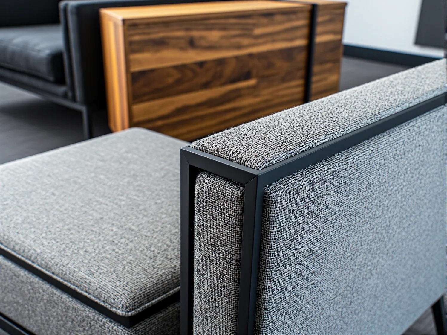 Inteligentne biurko z regulacją wysokości i ładowaniem indukcyjnym w strefie coworkingowej.