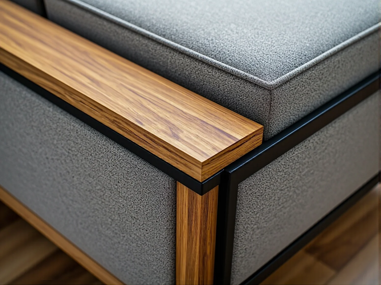 Wygodna kanapa z palet z kolorowymi poduszkami w etniczne wzory w przytulnym wnętrzu.