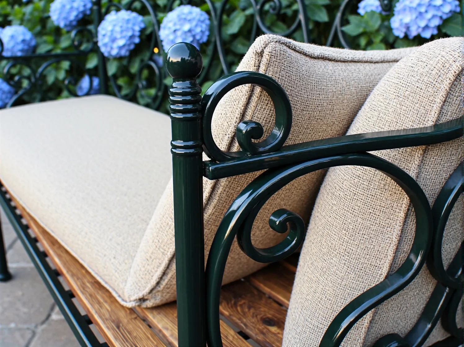 Zbliżenie na ozdobne detale oparcia krzesła wykonanego z kutego żelaza