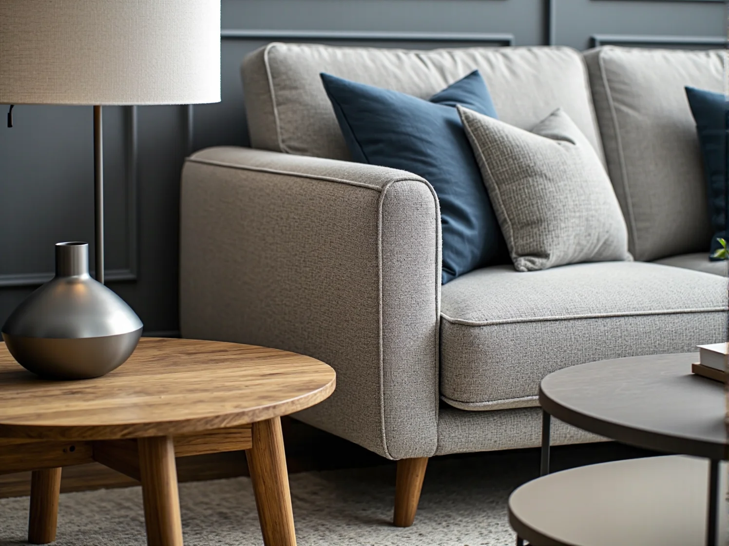 Lampa elewacyjna z czujnikiem ruchu i zmierzchu zamontowana przy wejściu do domu