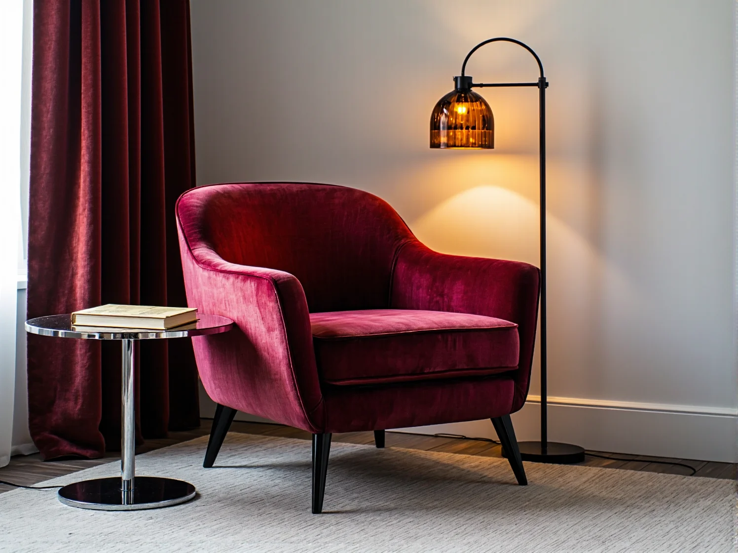 Luksusowa jadalnia z zestawem krzeseł art déco o opływowych kształtach i złoconych elementach.