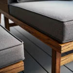 Drewniane meble ogrodowe z szarymi poduszkami i akacjową ramą