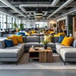 Narożna sofa tapicerowana szara z kolorowymi poduszkami dekoracyjnymi