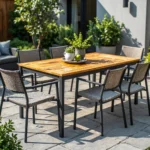 Zestaw ogrodowy stół drewniany z metalowymi nogami i krzesła ratanowe