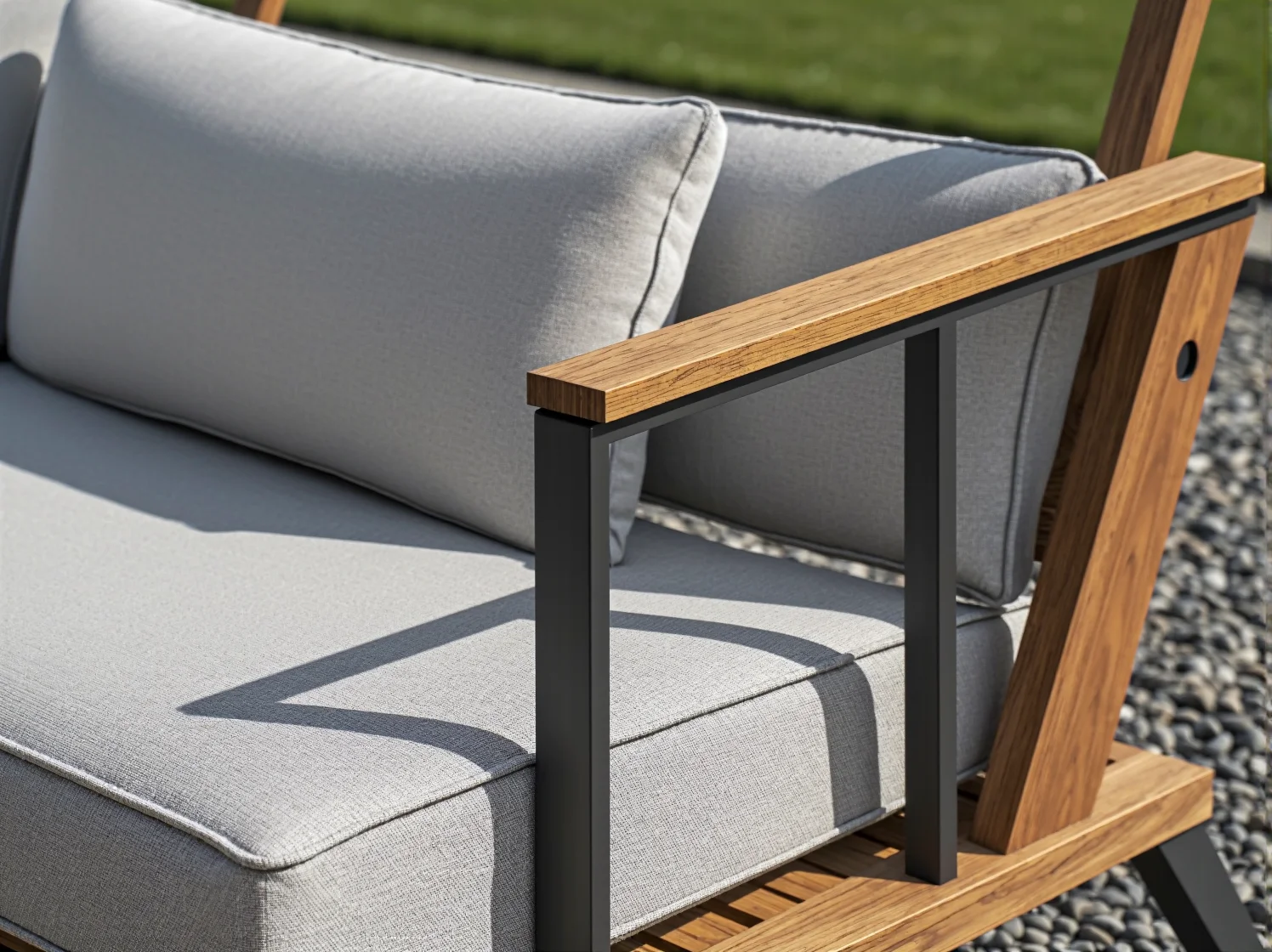 Metalowy stolik kawowy na balkonie z widoczną gładką powłoką proszkową