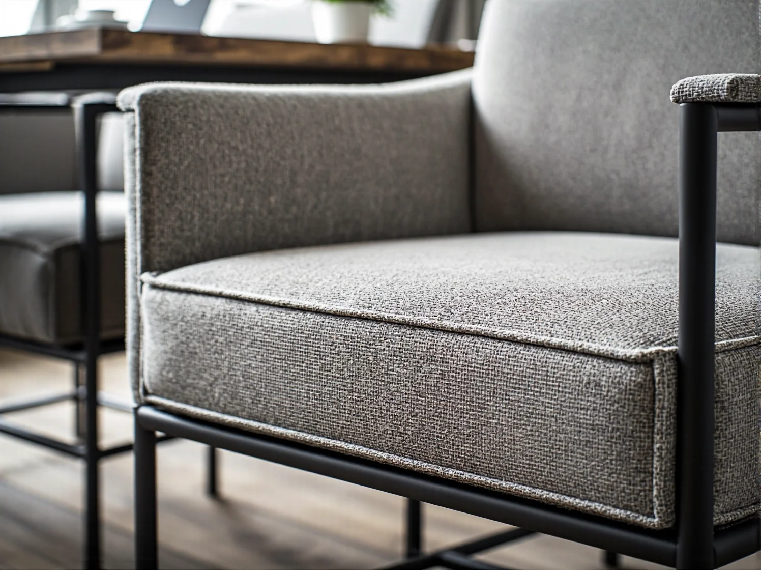 Modułowe sofy i fotele ułatwiające rekonfigurację przestrzeni w nowoczesnym biurze coworkingowym.