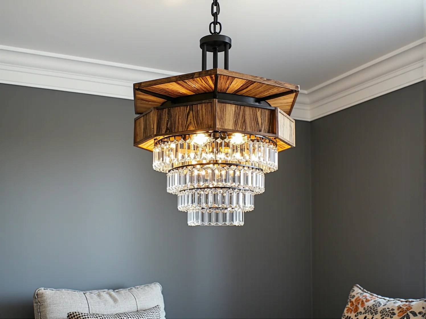 Ekskluzywne oświetlenie wiszące w stylu lat 20. nad strefą wypoczynkową.