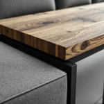 Stolik pomocniczy z drewnianym blatem na metalowej ramie