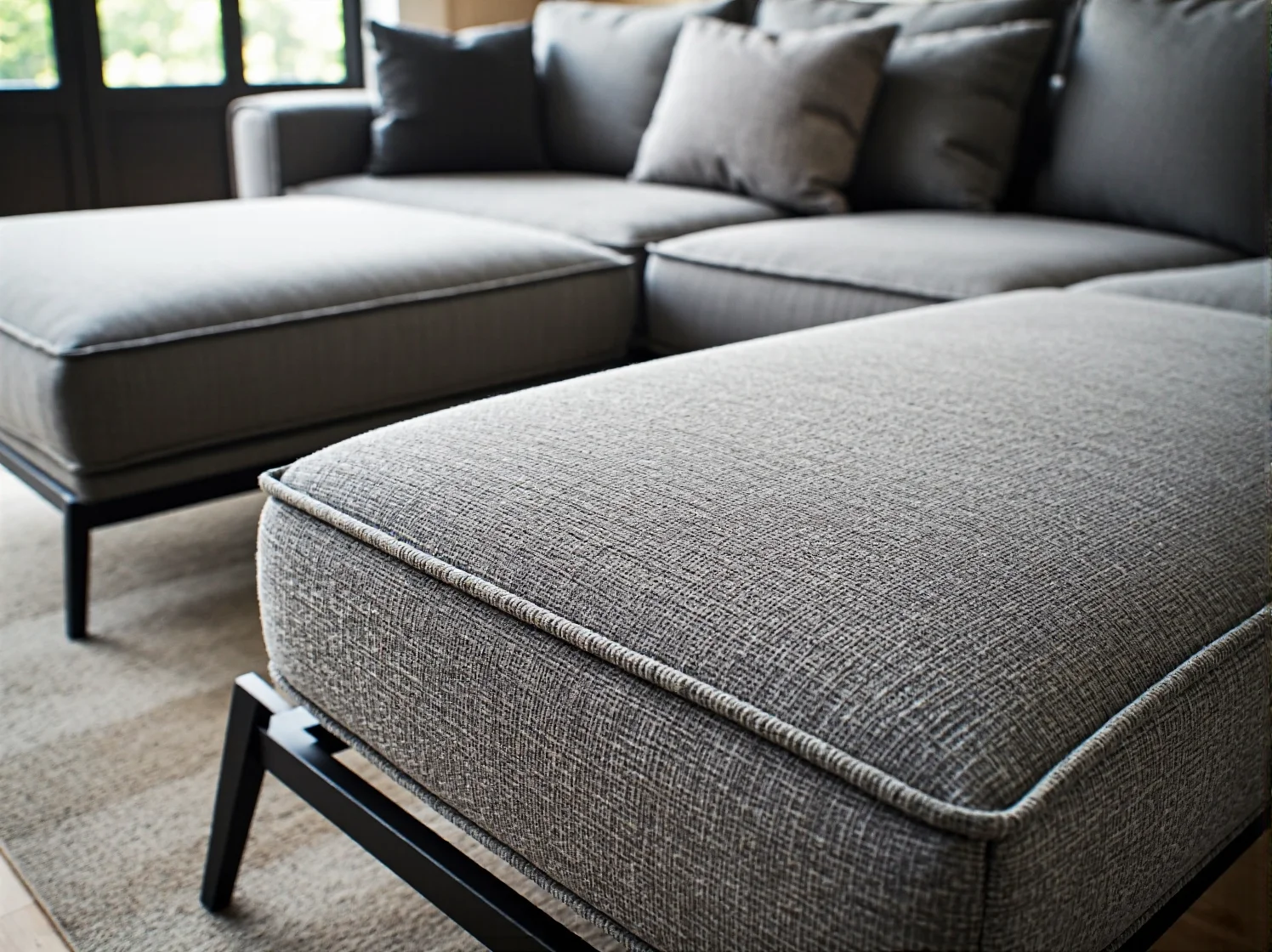 Stary drewniany stół z odzysku odnowiony w stylu boho, udekorowany naturalnymi dodatkami.