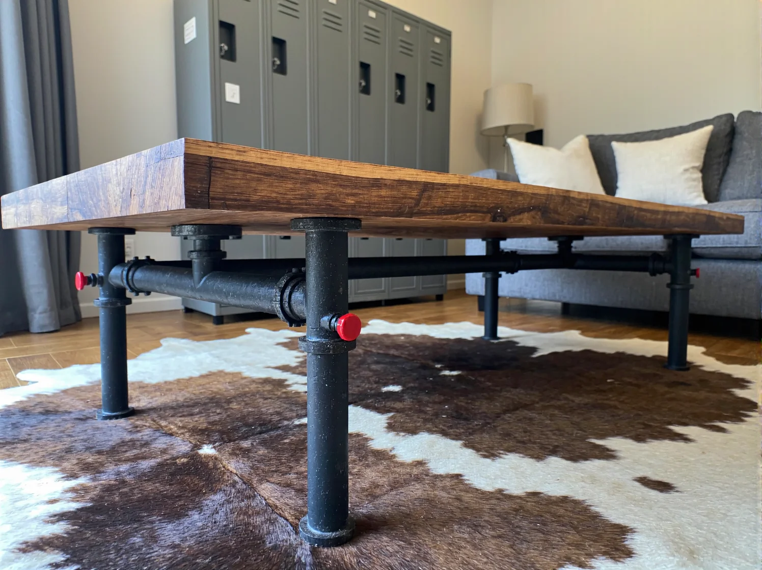 Zbliżenie na postarzany blat i kółka w industrialnym stoliku z palet