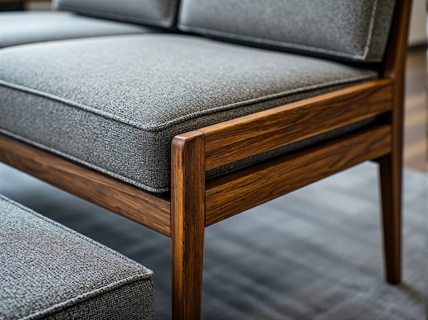 System rezerwacji stanowisk pracy wdrożony w inteligentnych meblach biurowych.