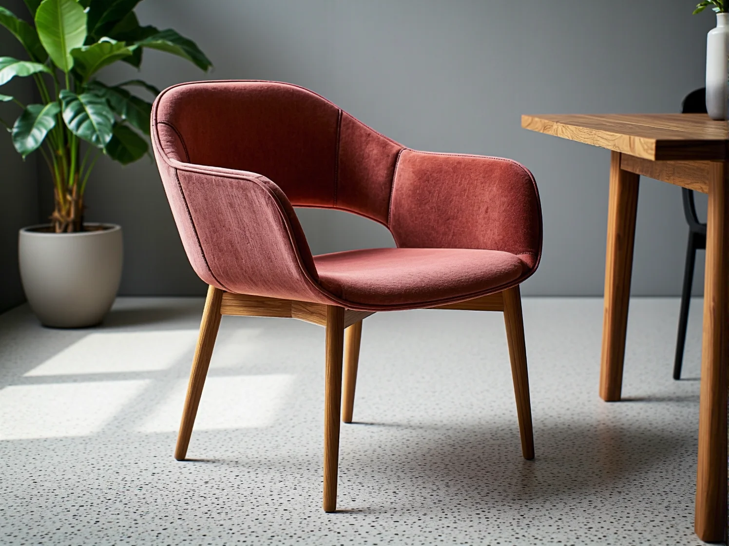 Wygodne drewniane krzesła z podłokietnikami idealne dla gości restauracji