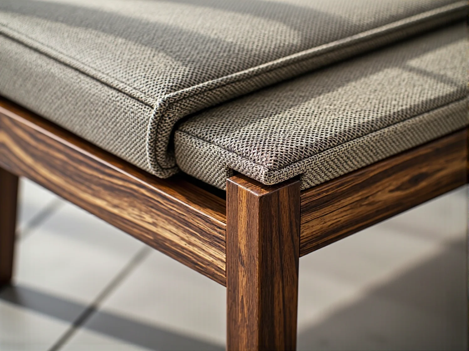 Eleganckie wezgłowie łóżka z wbudowaną taśmą LED